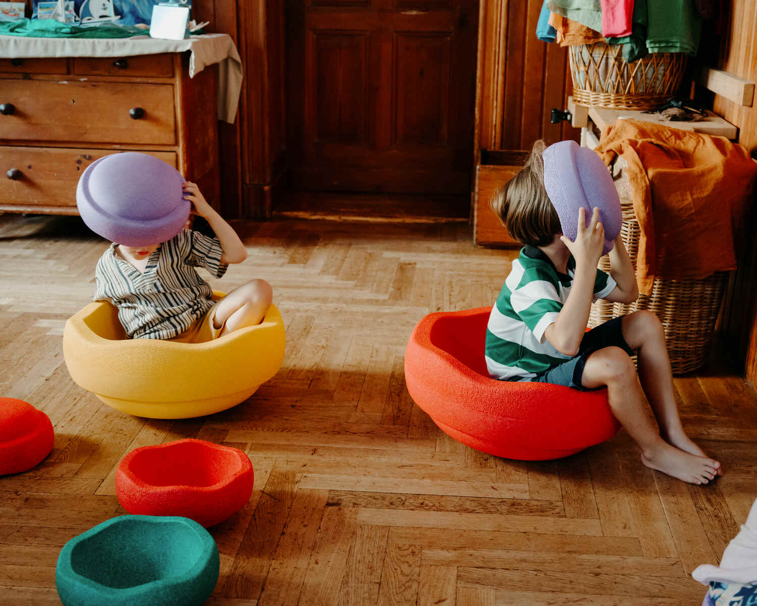 children sitting in Stapelstein® Grow