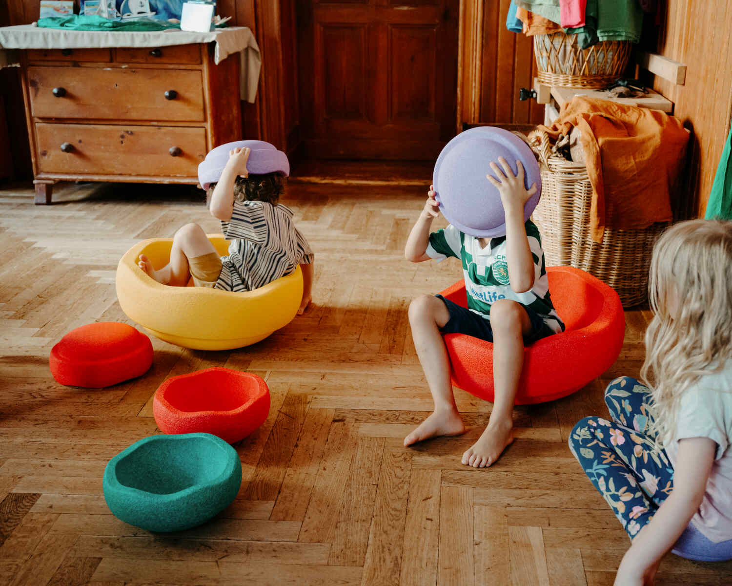 children sitting in Stapelstein® Grow
