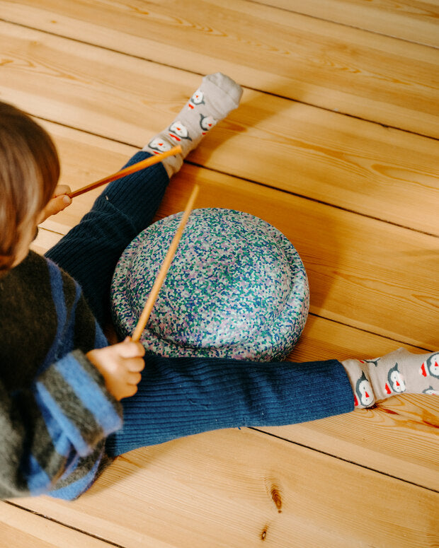 Child drumming on Stapelstein® Original super cool