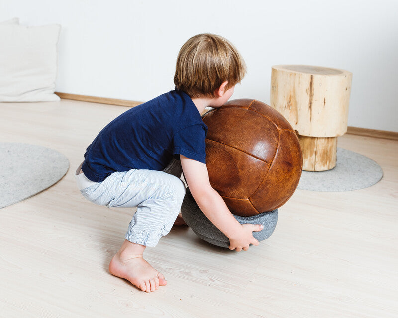 Kid is transporting a ball with a Stapelstein Original grey